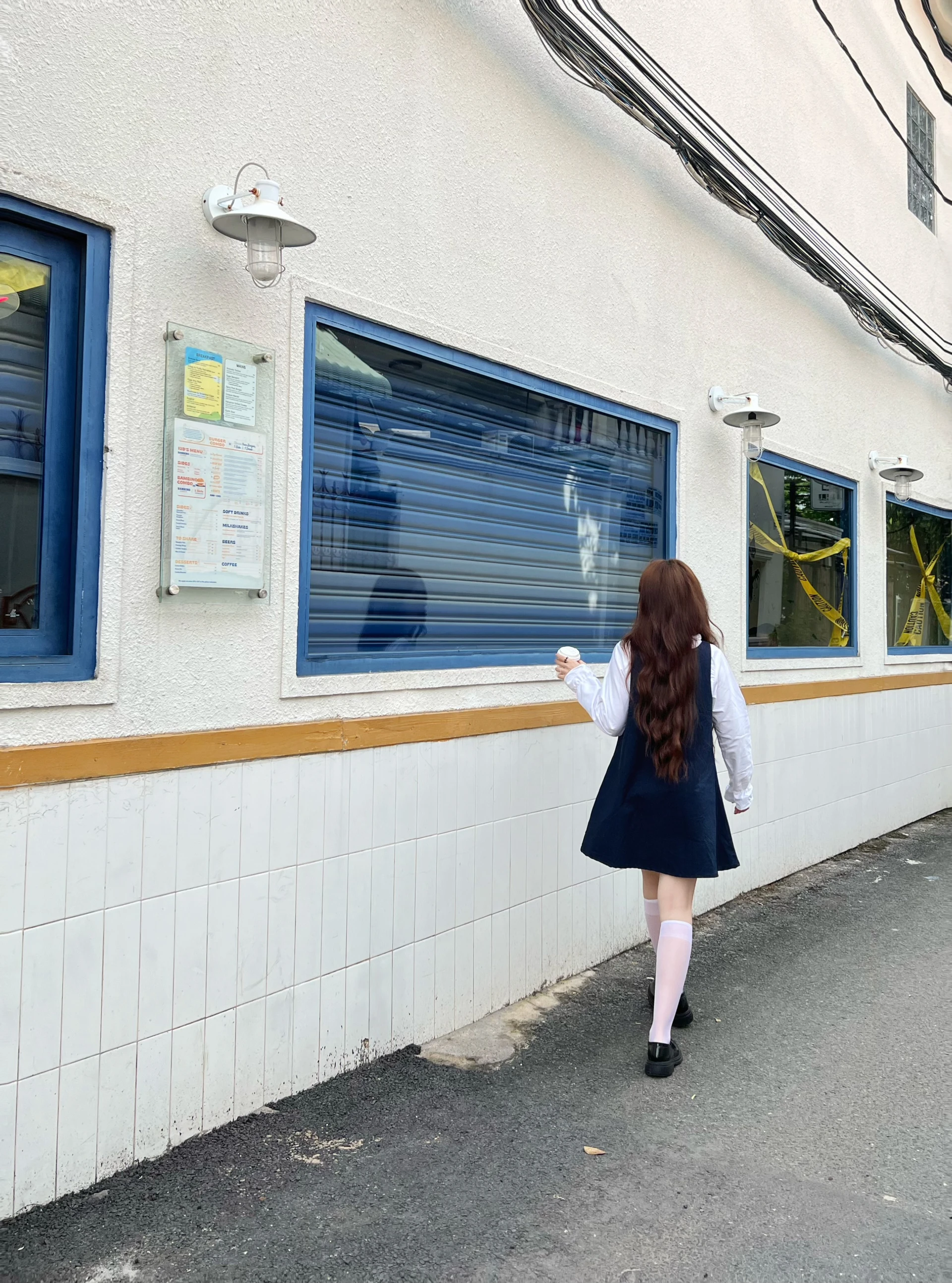 Set babydoll áo trắng tay dài + yếm xanh đậm đính nơ trắng